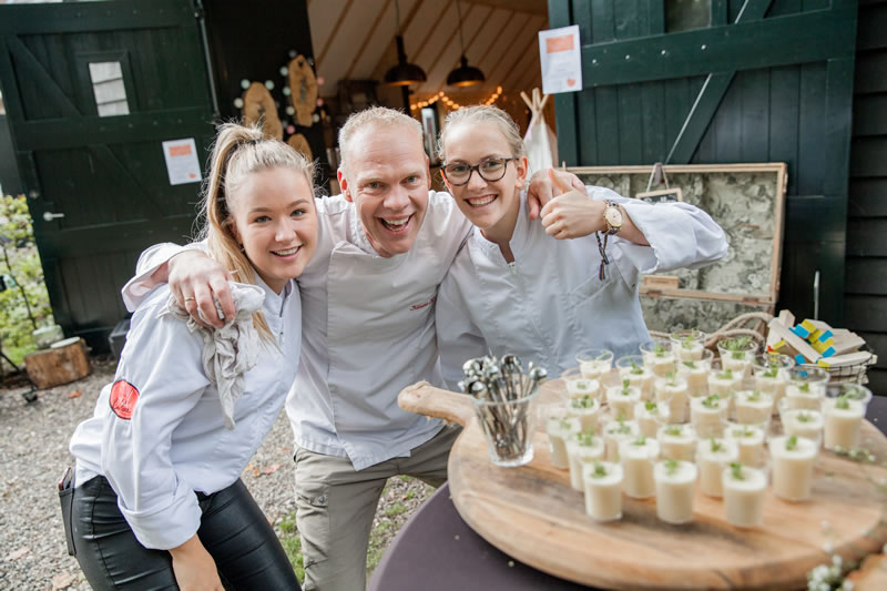 Een walking dinner ook wel running dinner genoemd doen we graag. Het is ideaal voor grotere groepen en heeft een laagdrempelig karakter
