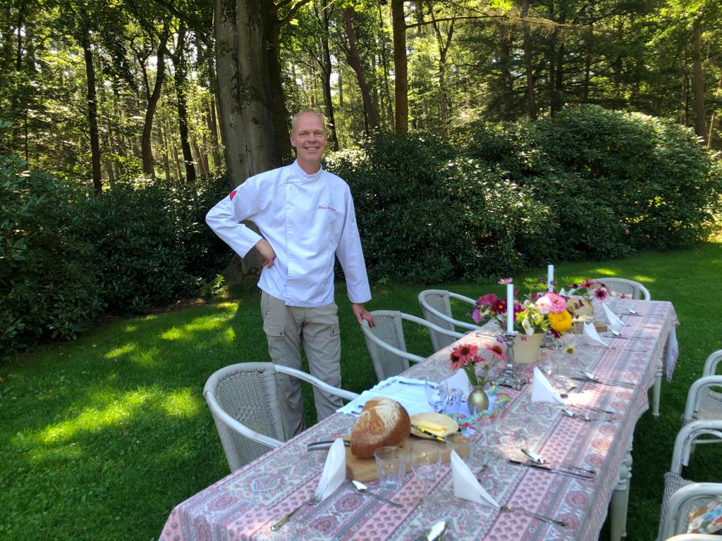 Klaas tijdens een lunch in de tuin