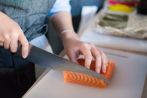 Fileren 1 van de basis kooktechnieken die uitleg geeft over het schoonmaken van een verse vis