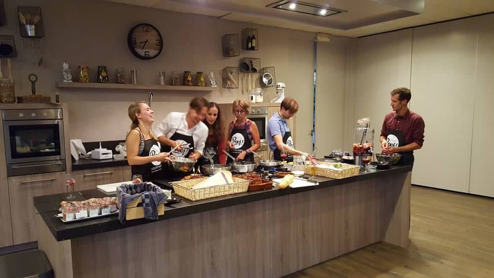Kookworkshop Drenthe geeft voor een klein gezelschap een workshop op locatie