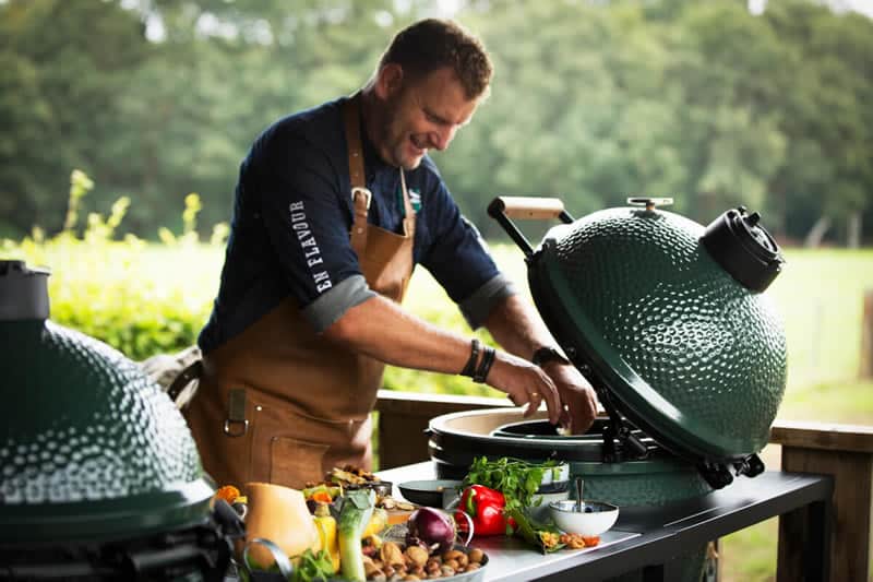 Deze barbecue aan huis kok maakt het dessert op de Big green egg
