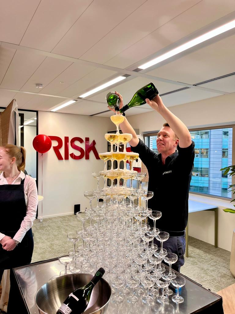 Wat is een walking dinner? Of wat is het verschil tussen een gewoon diner en een walking dinner? Deze vraag krijgen wij vaak van potentiële klanten. 