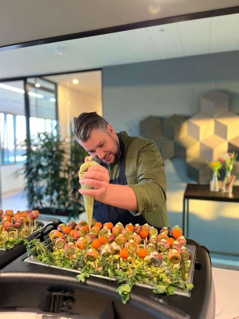 Chef Jos van Josjes Culinair aan het werk tijdens een walking dinner op locatie