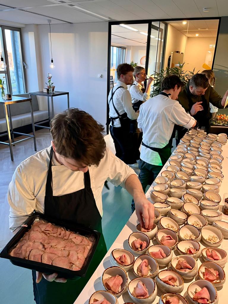 Bezig met de laatste hand leggen aan het voorgerecht. Vanavond serveren we een walking dinner op locatie in Utrecht voor 120 personen. 